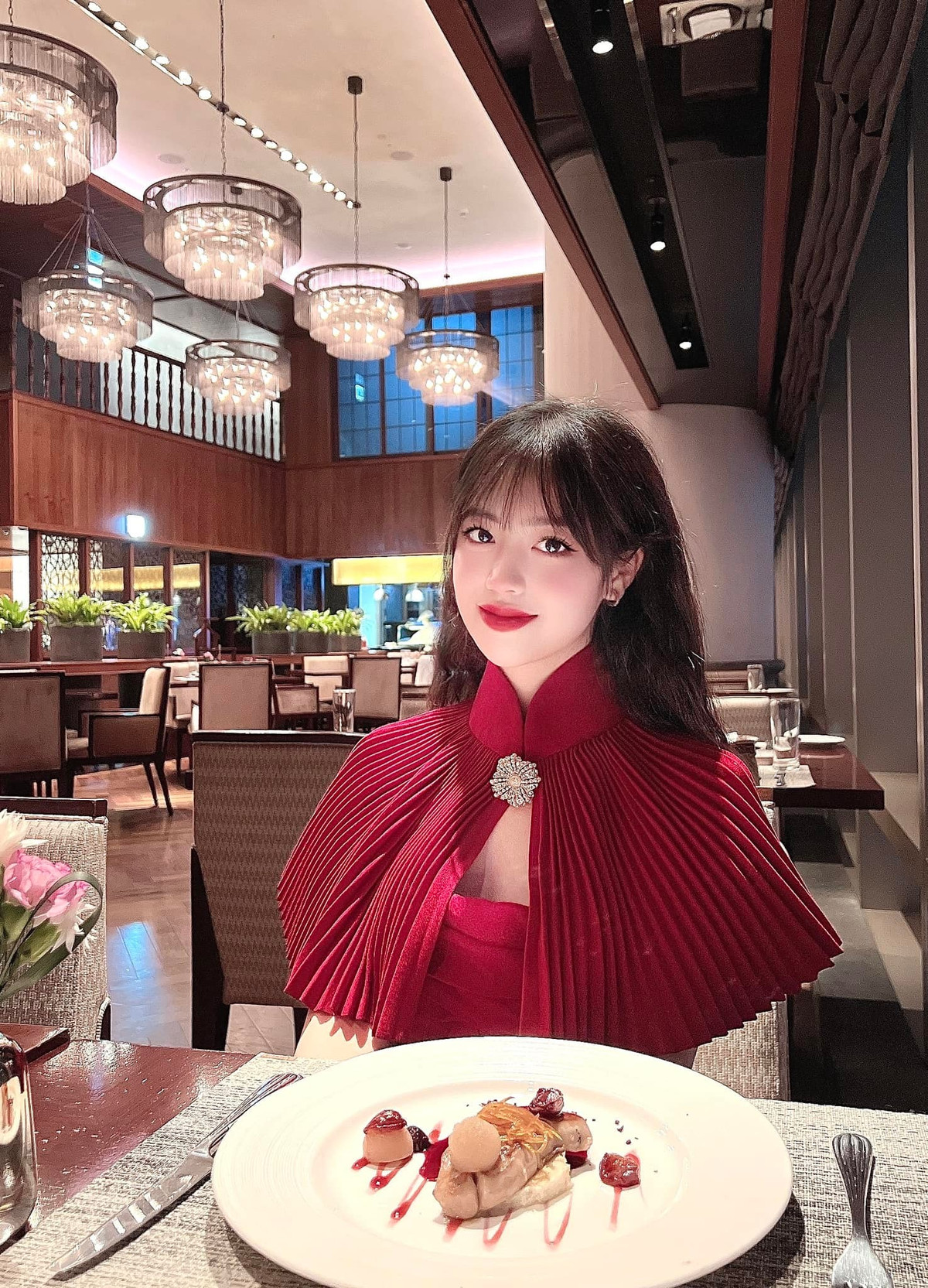 Cô bạn từng nhận về nhiều lời khen bởi nhan sắc ấn tượng. Thậm chí ca sĩ Dương Triệu Vũ còn liên tục "rủ rê" Khánh Linh đi thi Hoa hậu.