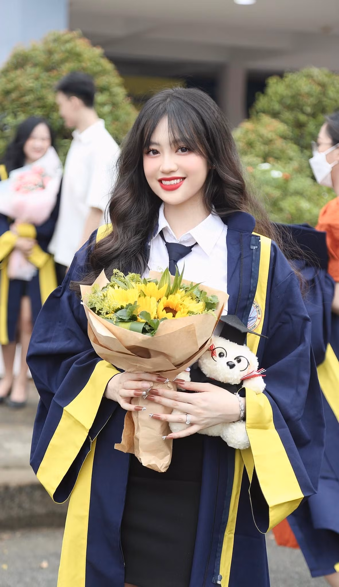 Nu sinh Hang khong gay bao voi nhan sac ngay tot nghiep