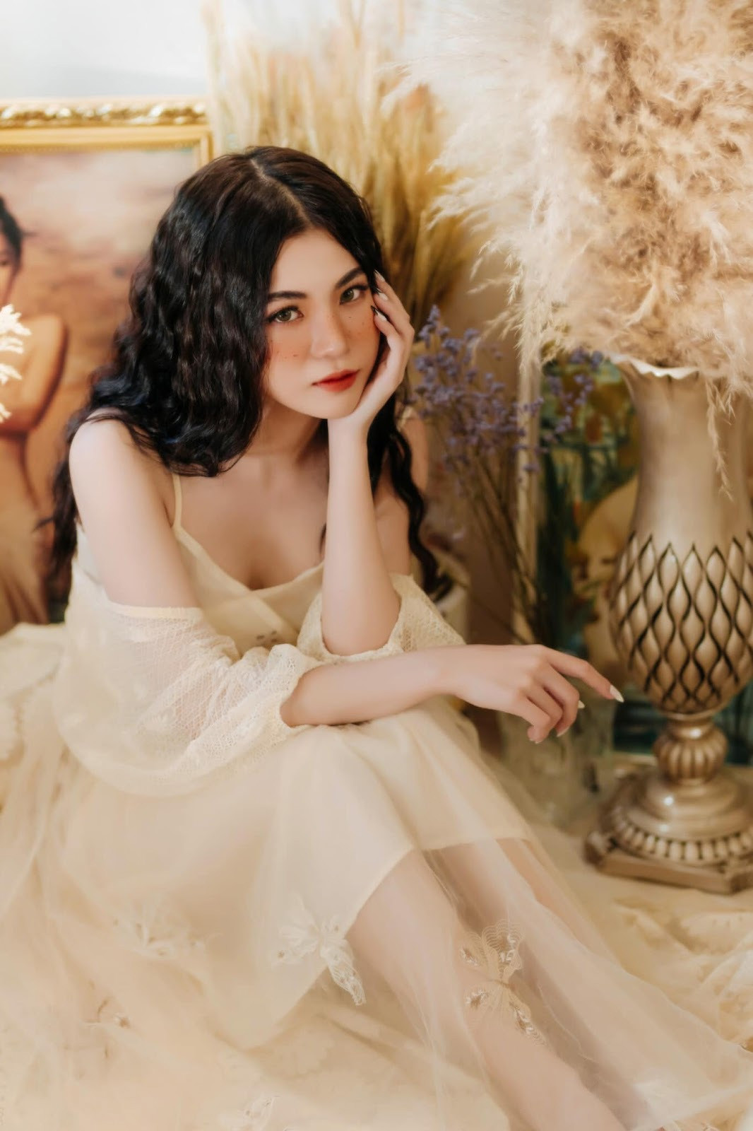 Huỳnh Thanh Thơ sở hữu số đo 3 vòng 80-56-89 (cm), gây ấn tượng bởi nhan sắc xinh đẹp cùng gu mặc gợi cảm.