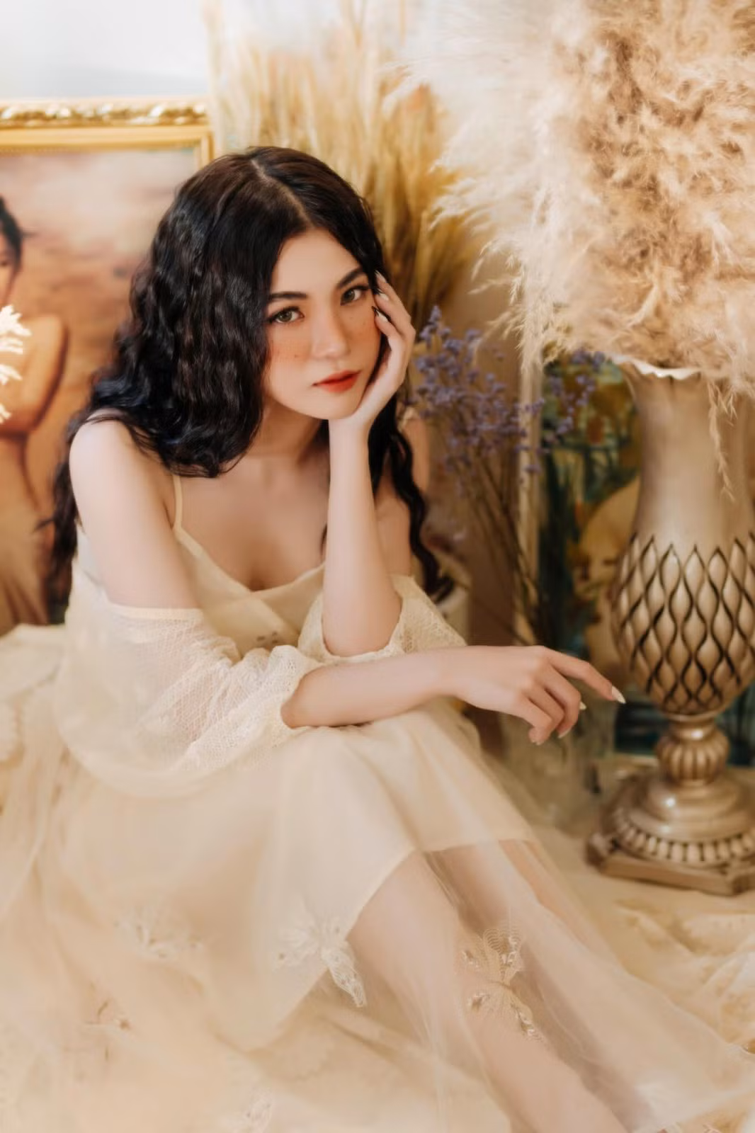 Huỳnh Thanh Thơ sở hữu số đo 3 vòng 80-56-89 (cm), gây ấn tượng bởi nhan sắc xinh đẹp cùng gu mặc gợi cảm.