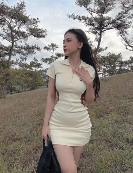 Nàng hot girl này đã từng đỗ thủ khoa đầu vào và hiện tại đang theo học chuyên ngành Thiết kế thời trang, trường ĐH Văn Lang.