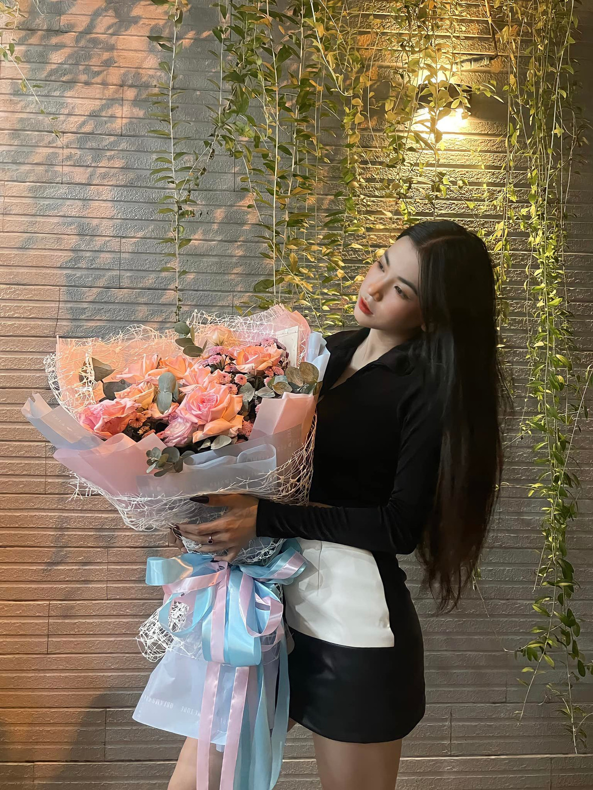 Để có được vóc dáng chuẩn đẹp và tự tin "khoe" trên mạng xã hội, hot girl Sài thành chăm chỉ tập luyện.