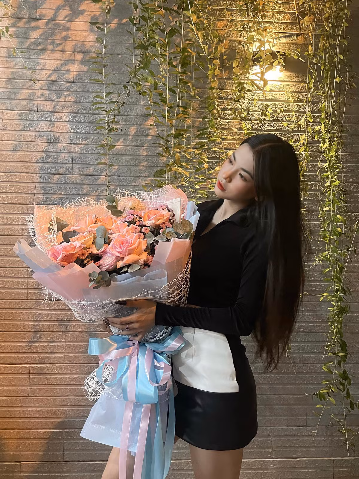 Để có được vóc dáng chuẩn đẹp và tự tin "khoe" trên mạng xã hội, hot girl Sài thành chăm chỉ tập luyện.