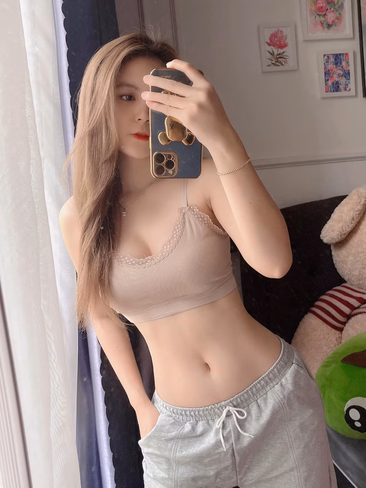 Sau nhiều năm nổi tiếng, hiện tại Nam Trân vẫn giữ được vẻ đẹp vốn có, tuy nhiên gái xinh này thường gây tranh cãi vì thời trang gợi cảm của mình.