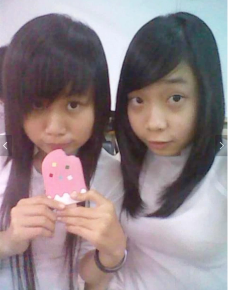 Cách tạo dáng chụp ảnh phổ biến cũng là chu môi, đưa tay hình chữ V và giơ máy ảnh lên cao trong khi tạo biểu cảm dễ thương cũng được ưa chuộng.