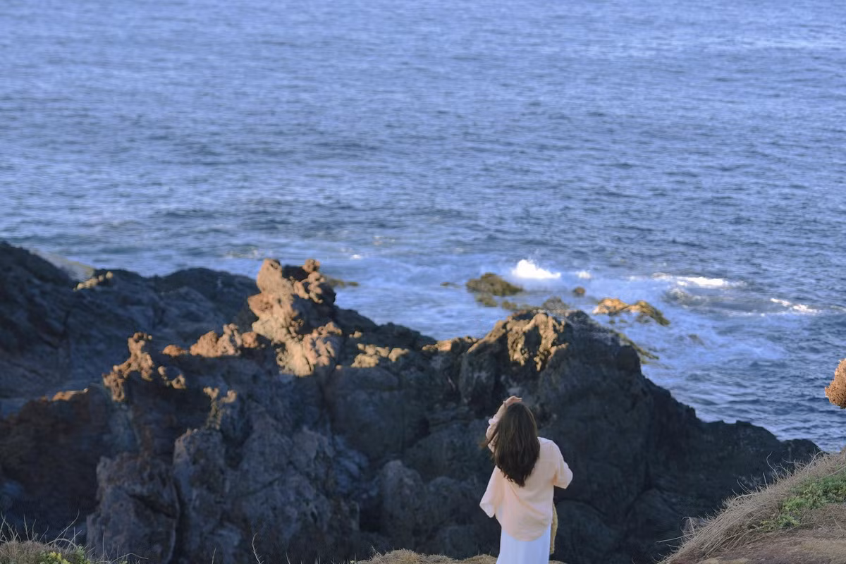 Gành Hang là vách đá dựng đứng sát biển với những con sóng ngày đêm dập dịu tạo nên khung cảnh hết sức kỳ vĩ.