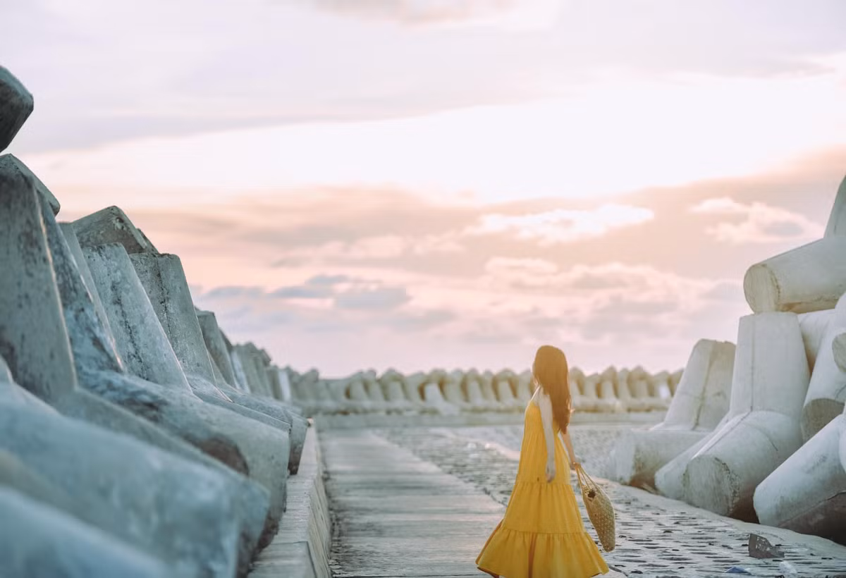 Điểm đặc biệt nhất của đảo Phú Quý là các bãi biển xanh mướt, khí hậu mát mẻ vô cùng dễ chịu. Đến với đảo Phú Quý, du khách sẽ được tận hưởng làn gió mát lạnh, những con đường rợp bóng cây mát rượi, không khói bụi xe cộ như chốn đô thị tấp nập người đông.