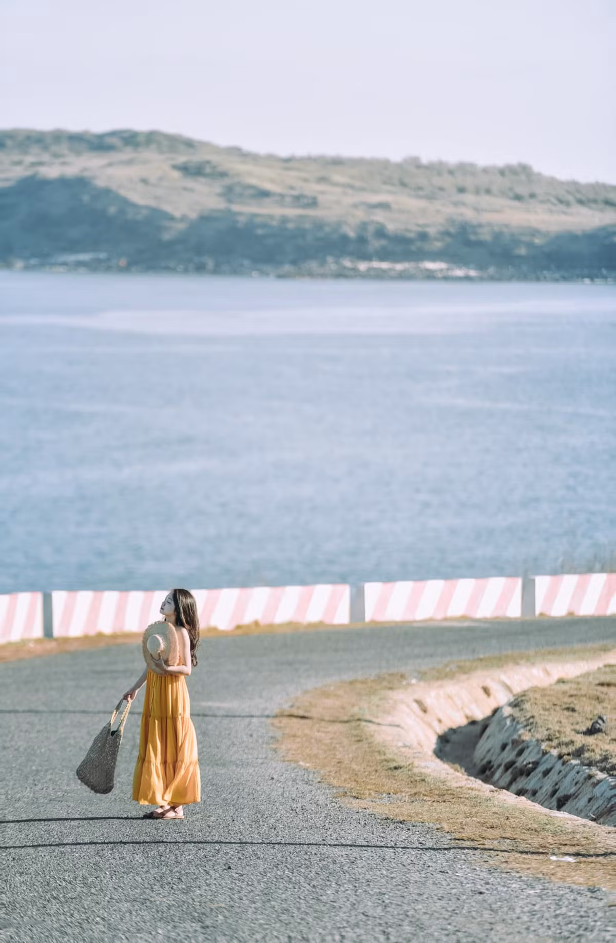 Dốc Phượt ở đảo Phú Quý cũng là nơi được nhiều bạn trẻ đến check - in bởi phong cảnh khá giống với Nhật Bản hay Hàn Quốc. Con đường trải dài bên bờ biển này xứng đáng là nơi "sống ảo" lý tưởng của những tín đồ mê phượt.