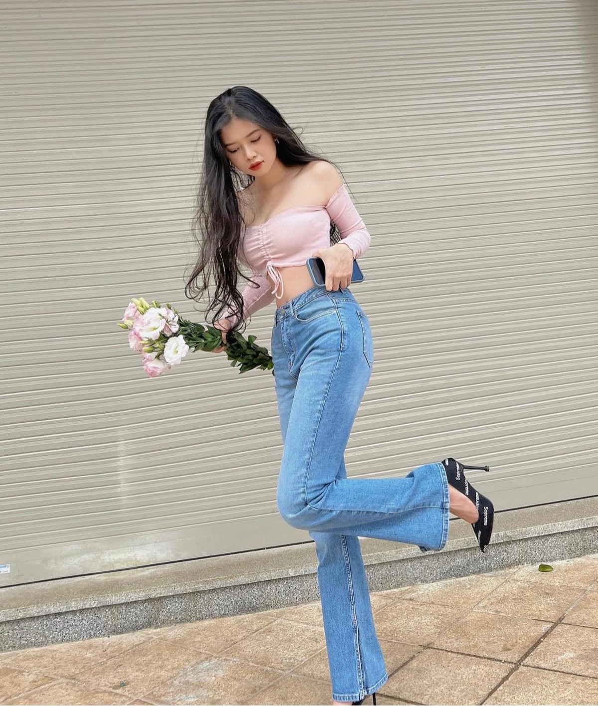 Trà Giang gây ấn tượng với gu ăn mặc đa dạng, khi thì dễ thương, lúc lại gợi cảm và táo bạo.