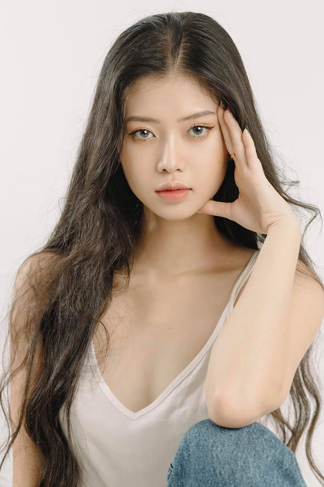 Cô gái Đắk Lắk có nước da trắng như bông bưởi, môi hồng tầm xuân khiến ai nhìn cũng say mê tức thì. Ảnh: FBNV