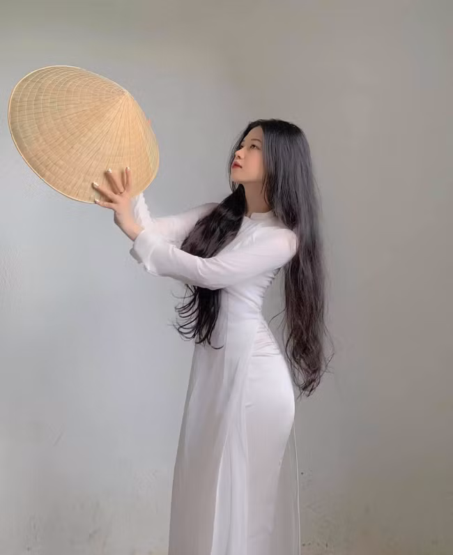 Theo đó, Trà Giang biến tấu chiếc áo dài nữ sinh thành áo bà ba bằng cách vuốt thẳng 2 tà áo dài và xếp gọn thành tà ngắn qua hông, khéo léo nhét phần còn thừa vào quần.