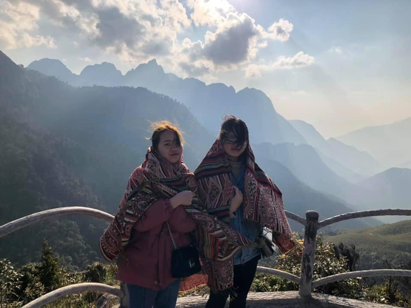 Cảnh đẹp, view đẹp, có đứa bạn thân nữa... mọi thứ có vẻ sẽ ổn hơn nhiều nếu như Sapa lặng gió.