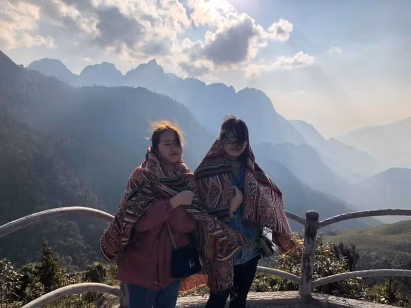 Cảnh đẹp, view đẹp, có đứa bạn thân nữa... mọi thứ có vẻ sẽ ổn hơn nhiều nếu như Sapa lặng gió.