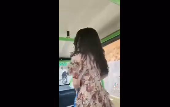 Tuy nhiên khi máy ảnh đưa lên, mái tóc của cô khiến cư dân mạng cười muốn bể bụng. Gió quá to dẫn đến chụp không thấy mặt đâu, chỉ có tóc là tóc hất thẳng vào mặt cô gái.