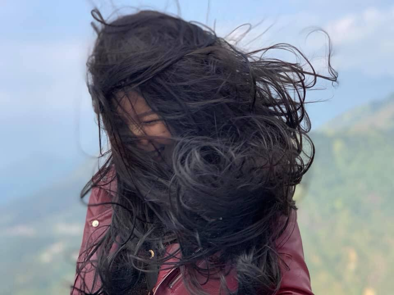 Cảnh đẹp, diện đồ cực chất, tạo dáng như Fashionista mà tóc bay tứ tung thế này thì cũng không ổn. Ảnh: Tổng hợp