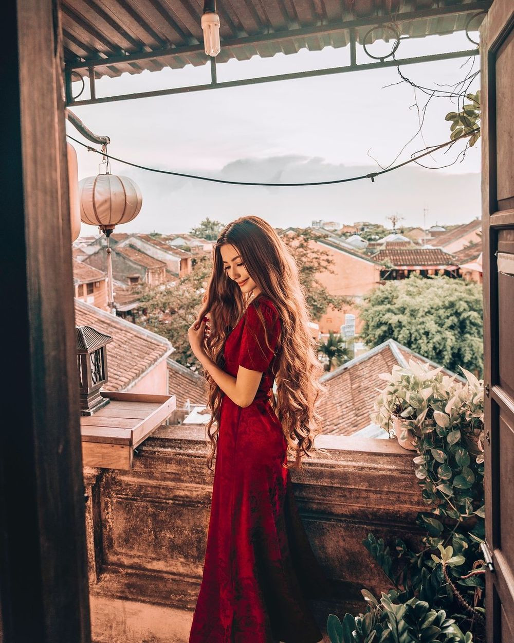 Bản thân Sarah cũng rất nổi bật với ngoại hình không khác nào bước ra từ chuyện cổ tích. Điểm nhấn lớn nhất chắc chắn phải kể đến là mái tóc vừa dài, dày lại cực kì mượt mà. Cô còn theo đuổi phong cách ăn mặc điệu đà, nữ tính nên được cư dân mạng đặt cho biệt danh “công chúa tóc mây”.