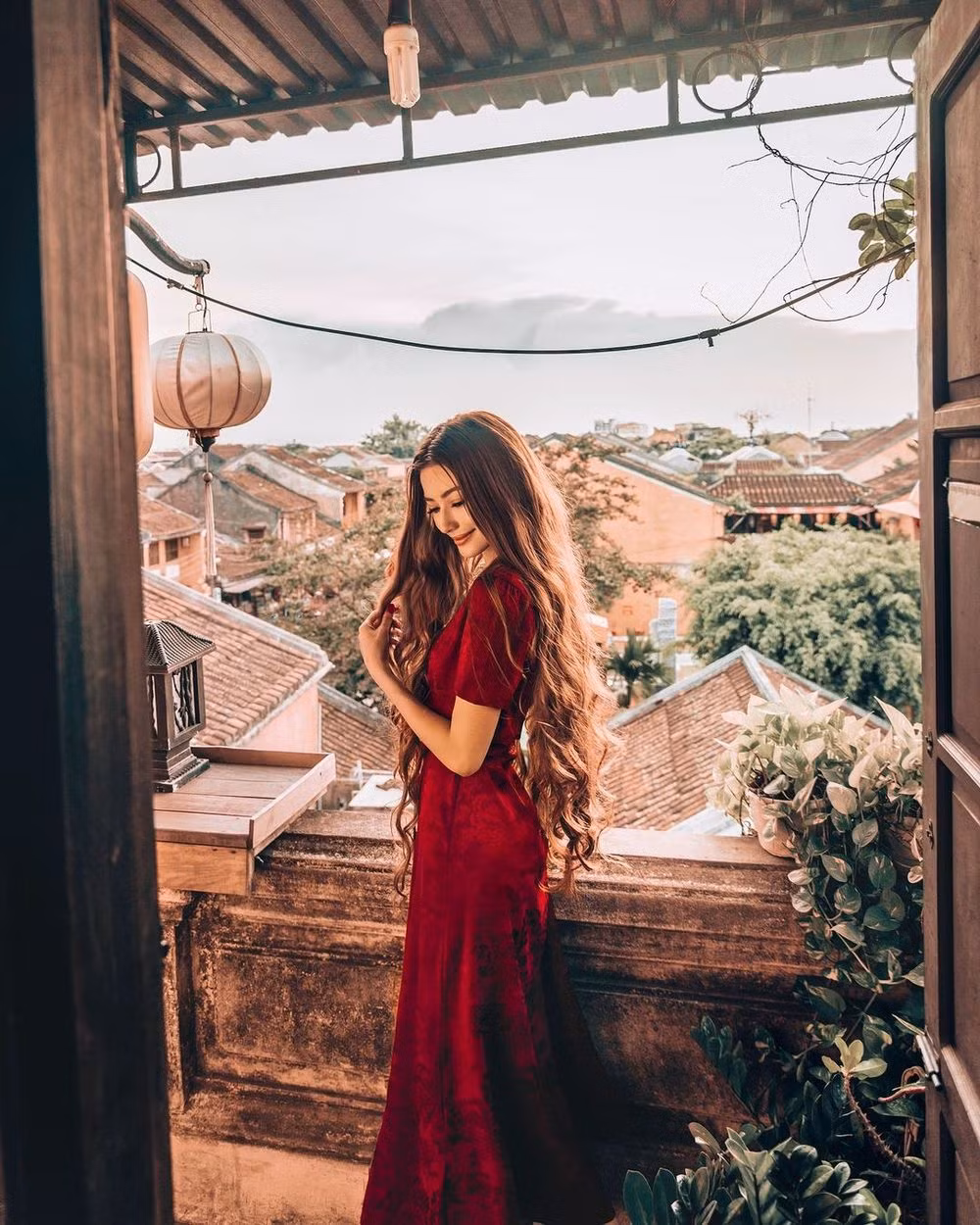 Bản thân Sarah cũng rất nổi bật với ngoại hình không khác nào bước ra từ chuyện cổ tích. Điểm nhấn lớn nhất chắc chắn phải kể đến là mái tóc vừa dài, dày lại cực kì mượt mà. Cô còn theo đuổi phong cách ăn mặc điệu đà, nữ tính nên được cư dân mạng đặt cho biệt danh “công chúa tóc mây”.