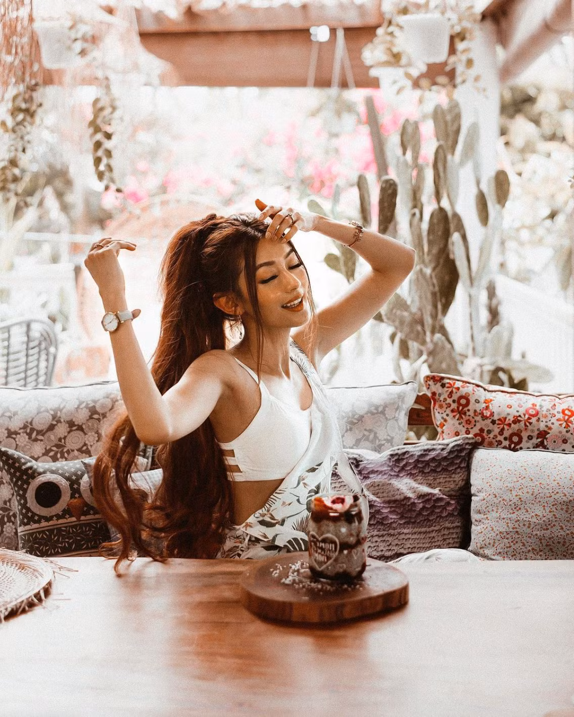 Cô đã cùng với chồng mình là Tob đồng sáng lập, quản lý một công ty chuyên sản xuất các sản phẩm dưỡng tóc mà chính Sarah là người đại diện thương hiệu.