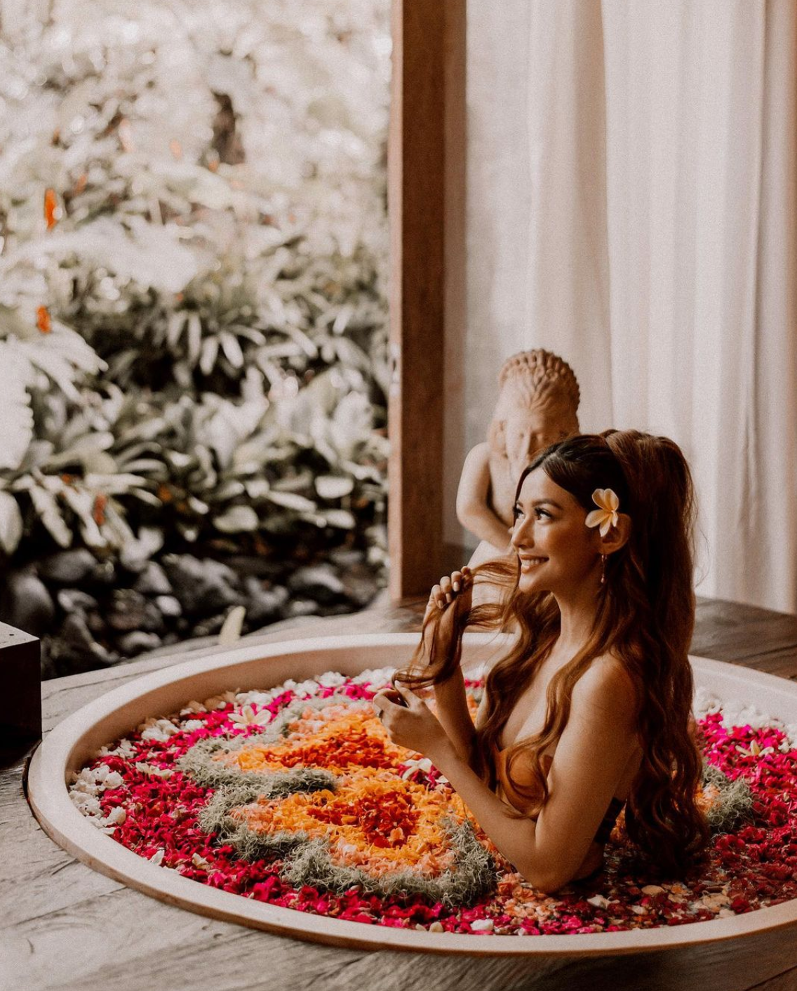 Không chỉ thu hút follower bằng những bức ảnh long lanh, Sarah Trần còn nổi bật nhờ ngoại hình vô cùng xinh đẹp.