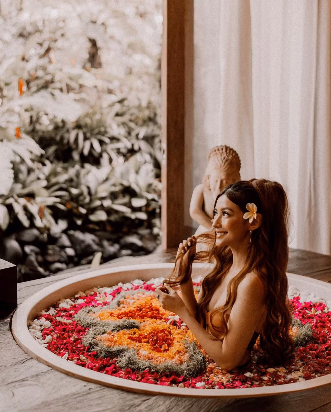 Không chỉ thu hút follower bằng những bức ảnh long lanh, Sarah Trần còn nổi bật nhờ ngoại hình vô cùng xinh đẹp.