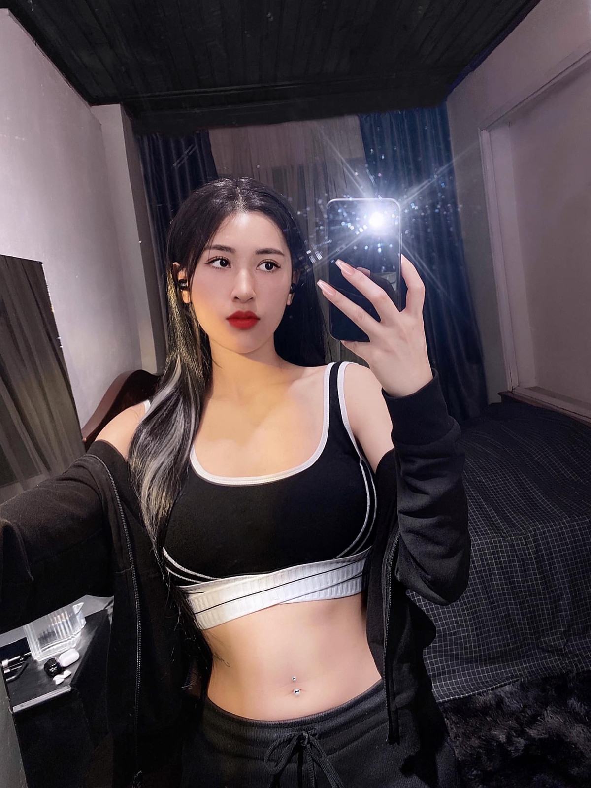 Biểu cảm lạnh lùng càng khiến nàng mẫu nội y nổi tiếng Hà thành trở nên cuốn hút hơn. Ảnh: FBNV