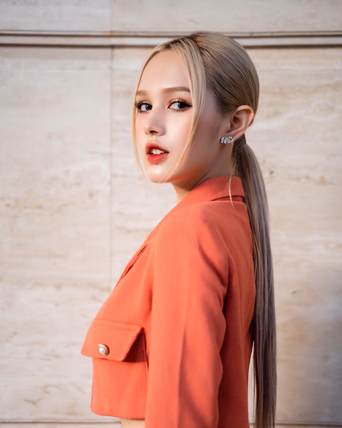 Xoài Non tên thật là Phạm Thùy Trang, sinh năm 2002, cô nàng nhận được sự quan tâm đặc biệt của công chúng và truyền thông khi kết hôn với Xemesis.