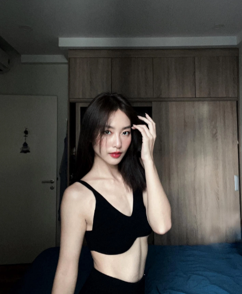 Trước đó, Khả Ngân từng khiến người hâm mộ lo lắng khi xuất hiện với body và gương mặt gầy gò, hốc hác đến đáng lo.