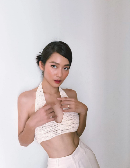 Những hình ảnh khoe thân hình chính diện, cùng với vòng 1 nảy nở bất ngờ của Khả Ngân đã khiến netizen đặt nghi vấn cô đã "hack" vòng 1 bằng công nghệ dao kéo.