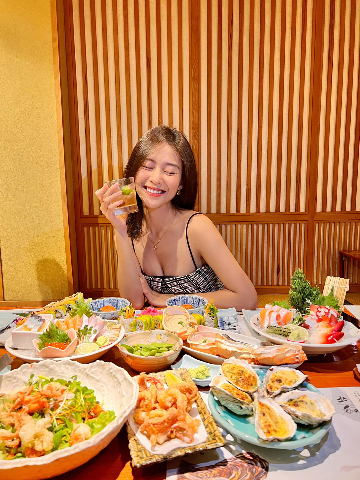 Thời gian gần đây, cựu hot girl 9X thử sức ở nhiều lĩnh vực mới như diễn xuất, MC và lấn sân làm ca sĩ trong năm 2020.