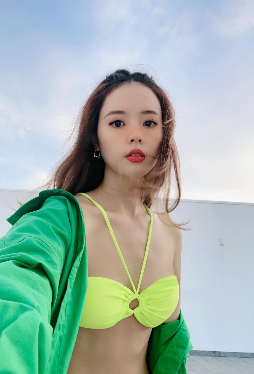 Dạo gần đây, "ngọc nữ" Midu bắt đầu chịu khó ăn mặc "mát mẻ" hơn. Tuy nhiên, mỗi lần Midu chịu "hở" vẫn được khen ngợi là có chừng mực.