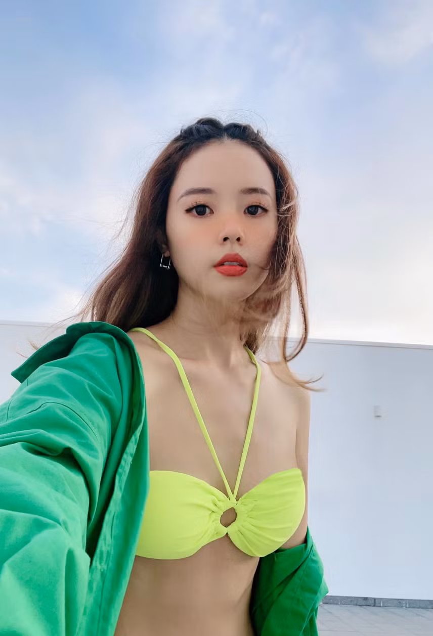 Dạo gần đây, "ngọc nữ" Midu bắt đầu chịu khó ăn mặc "mát mẻ" hơn. Tuy nhiên, mỗi lần Midu chịu "hở" vẫn được khen ngợi là có chừng mực.