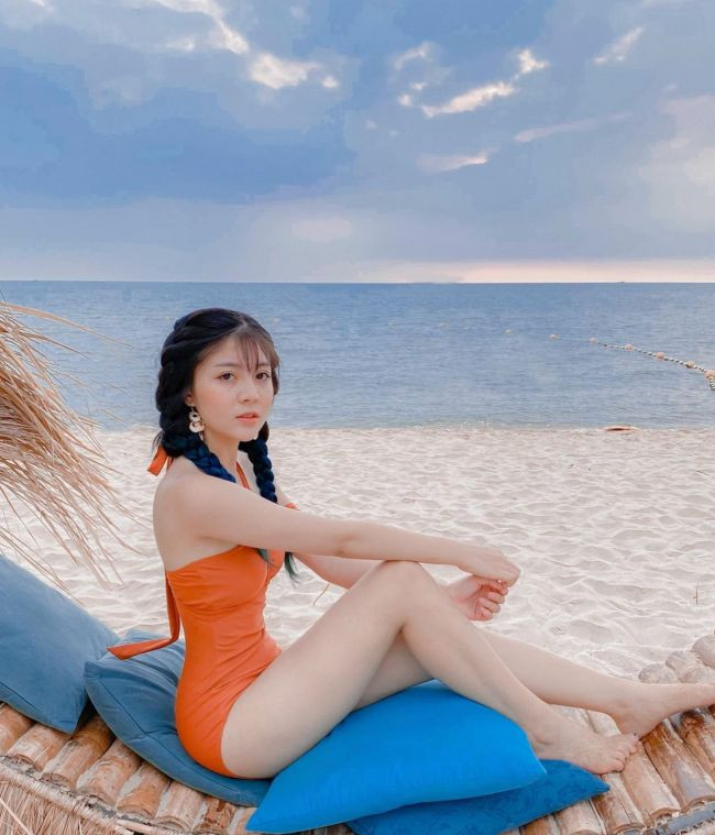 Không chỉ nổi tiếng trong làng game Việt, cô còn tham gia diễn xuất và chụp mẫu thời trang, nhận được những lời khen từ người hâm mộ.