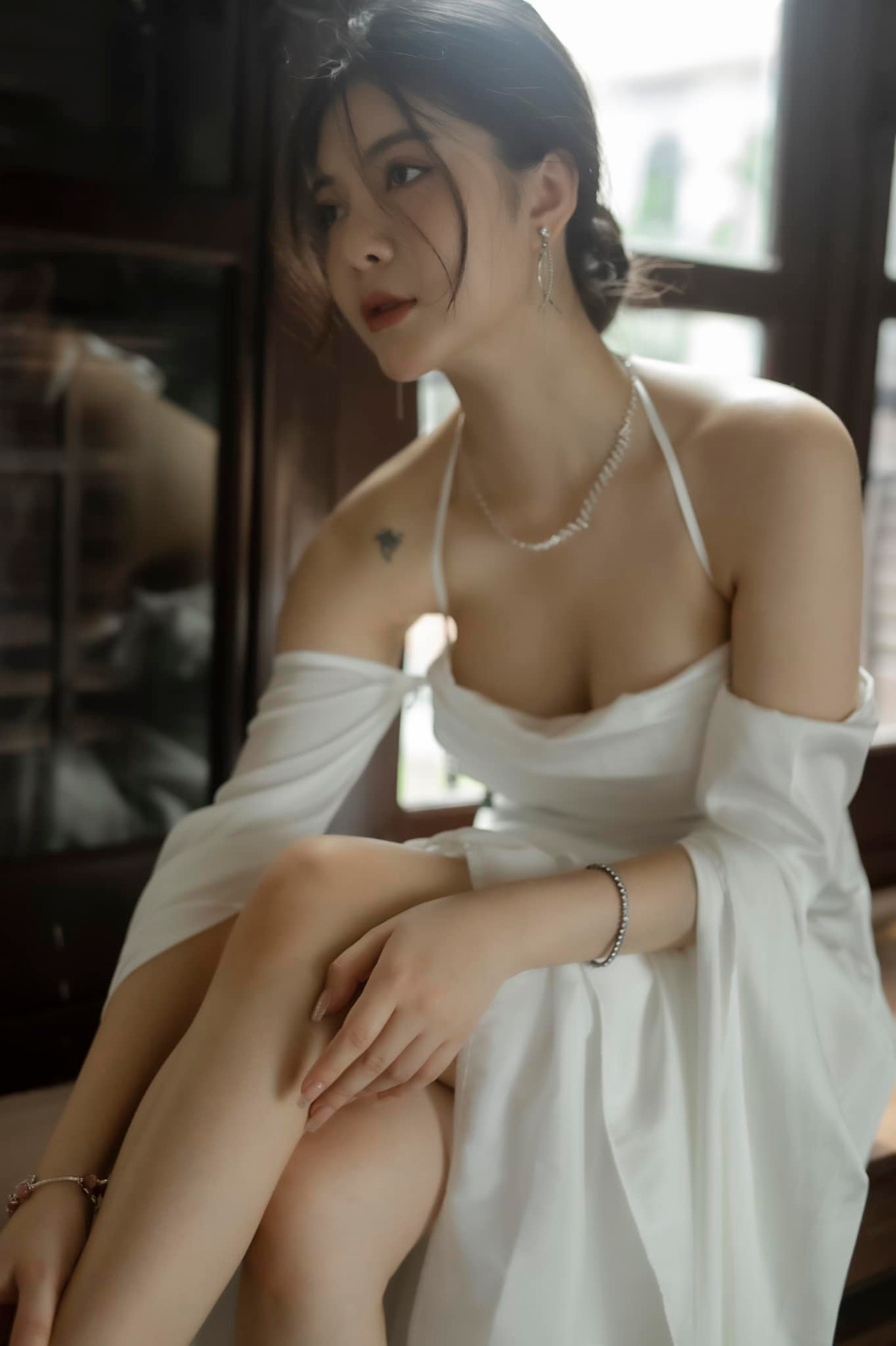 Cô có vòng eo thon, bụng phẳng khiến bao người mơ ước.