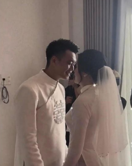 Trung vệ đội tuyển Việt Nam và bạn gái cùng quê Tuyên Quang đã hẹn hò khoảng 5 năm và là cặp cầu thủ - WAGs được người hâm mộ dành sự yêu mến.