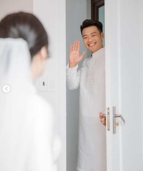 Diện áo dài trắng, bạn gái Thành Chung nổi bật với nhan sắc xinh đẹp, dịu dàng.