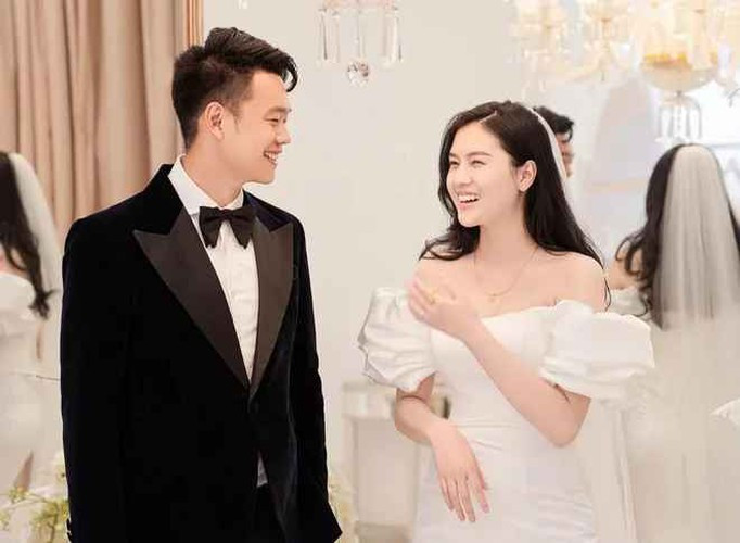 Lễ đính hôn của trung vệ Nguyễn Thành Chung và cô dâu Ngô Tố Uyên đã diễn ra vào ngày 19/3 tại Tuyên Quang - quê nhà của cả hai.