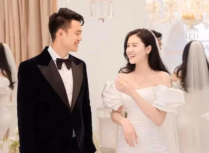 Lễ đính hôn của trung vệ Nguyễn Thành Chung và cô dâu Ngô Tố Uyên đã diễn ra vào ngày 19/3 tại Tuyên Quang - quê nhà của cả hai.