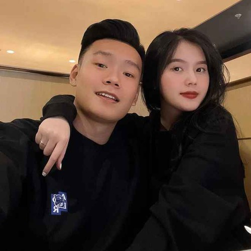 Trong khi bạn trai là cầu thủ tài năng của đội tuyển quốc gia, Tố Uyên được nhận xét "xứng đôi" khi có ngoại hình nổi bật, đồng thời là blogger được cư dân mạng yêu mến. Ảnh: Tổng hợp