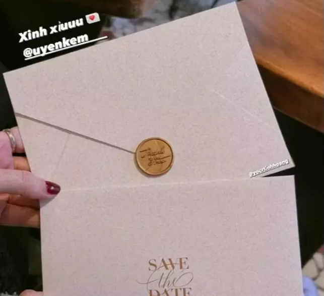 Mới đây trên diễn đàn mạng netizen chia sẻ nhiều hình ảnh về thiệp cưới của cặp đôi đẹp trong làng bóng đá. Chiếc thiệp có tone màu trắng, thiết kế đơn giản nhưng vẫn toát lên được sự sang trọng.