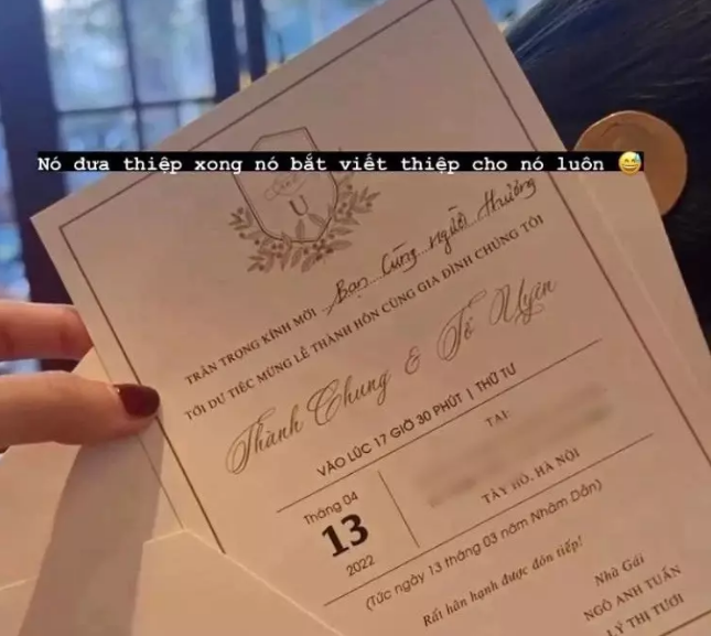 Nội dung thiệp in đầy đủ thông tin về lễ cưới cũng như thời gian diễn ra hôn lễ của cặp đôi là vào lúc 17h30 thứ Tư ngày 13/4/2022 tại khách sạn nổi tiếng ở Hà Nội. Được biết địa điểm này từng diễn ra lễ cưới của trung vệ Bùi Tiến Dũng với bà xã Nguyễn Khánh Linh.