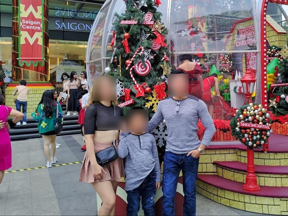 Nhận về không ít lời chỉ trích gay gắt từ cộng đồng mạng thế nhưng có vẻ như cô gái này vẫn không quan tâm mà vẫn tiếp tục ăn mặc phản cảm xuất hiện ở nơi đông người.