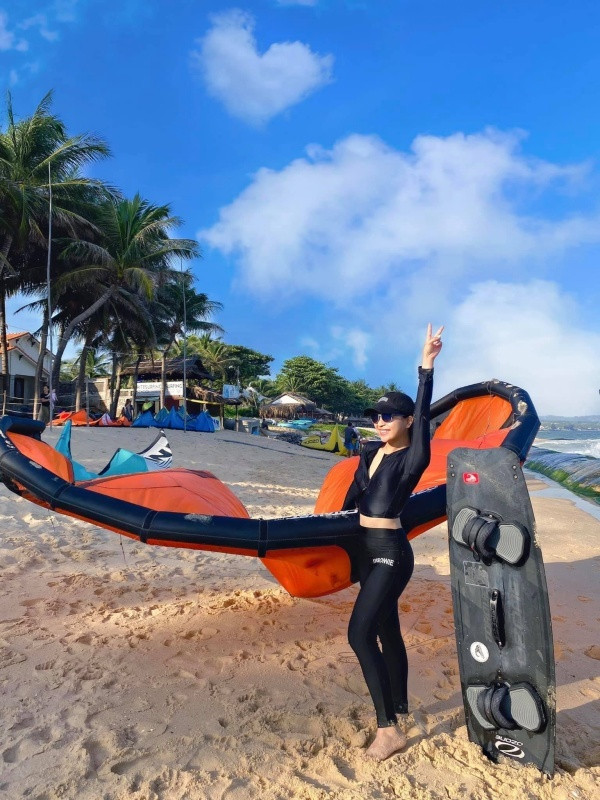 Cô yêu thích việc đi du lịch và thường đăng tải các khung ảnh "check-in" xịn sò tại các địa điểm thú vị trên trang cá nhân.