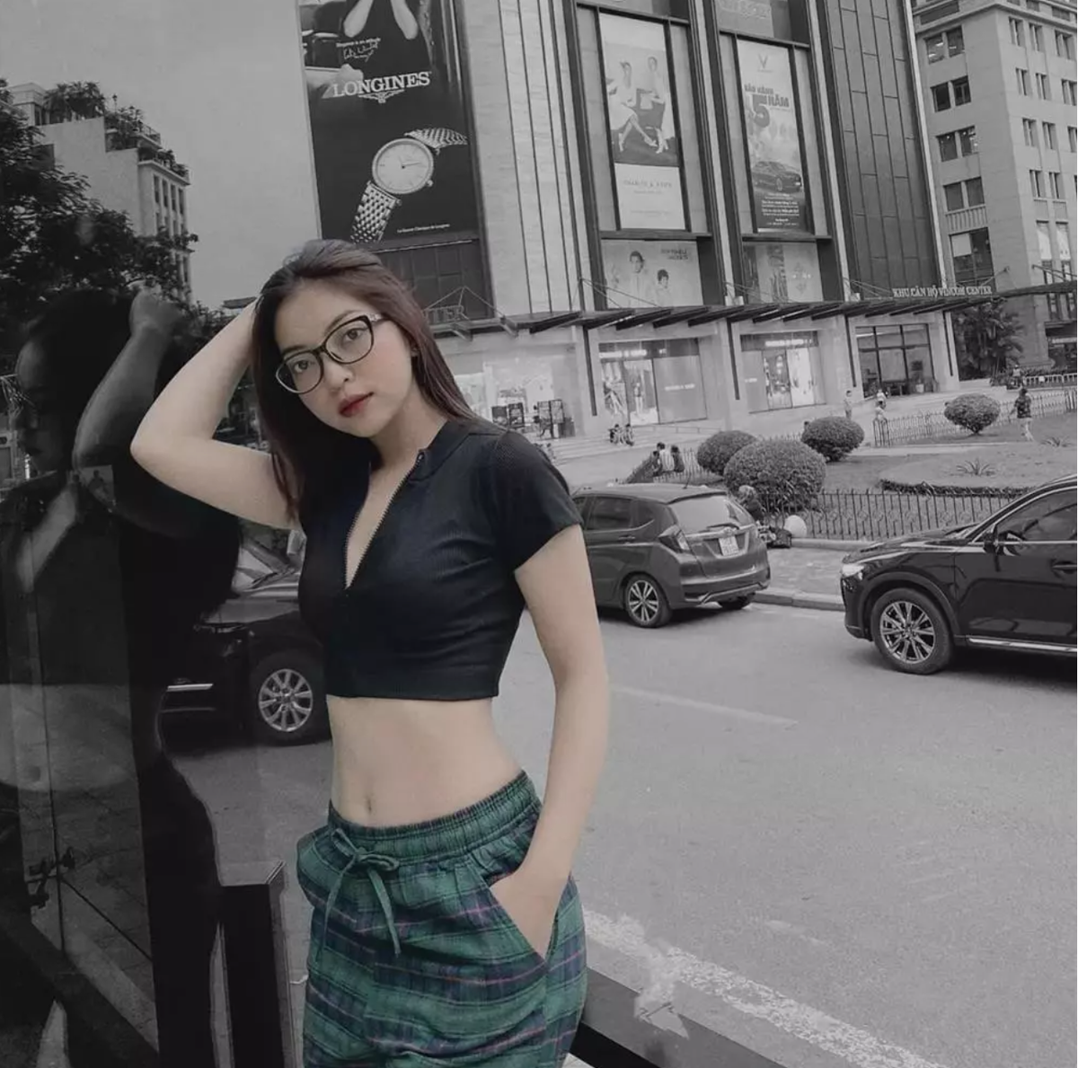 Đứng trước ống kính, Nhật Lê tạo dáng với vẻ mặt đầy trầm tư. Đáng chú ý, dù diện đồ tối màu song cô nàng vẫn để lộ vòng hai phình to bất thường.