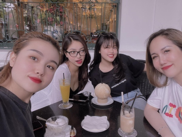 Các khoảnh khắc đời thường, đi chơi cùng bạn bè cũng được người đẹp sinh năm 1999 tích cực chia sẻ với cộng đồng mạng.