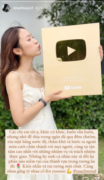 Cuối cùng, cô nàng khẳng định khóc hay buồn cũng được nhưng phải tự chăm sóc bản thân, làm giảm sưng mắt và "bước ra ngoài mỉm cười chân thành với mọi người, cùng sự tận tâm cao nhất với những nhiệm vụ và trách nhiệm được giao".