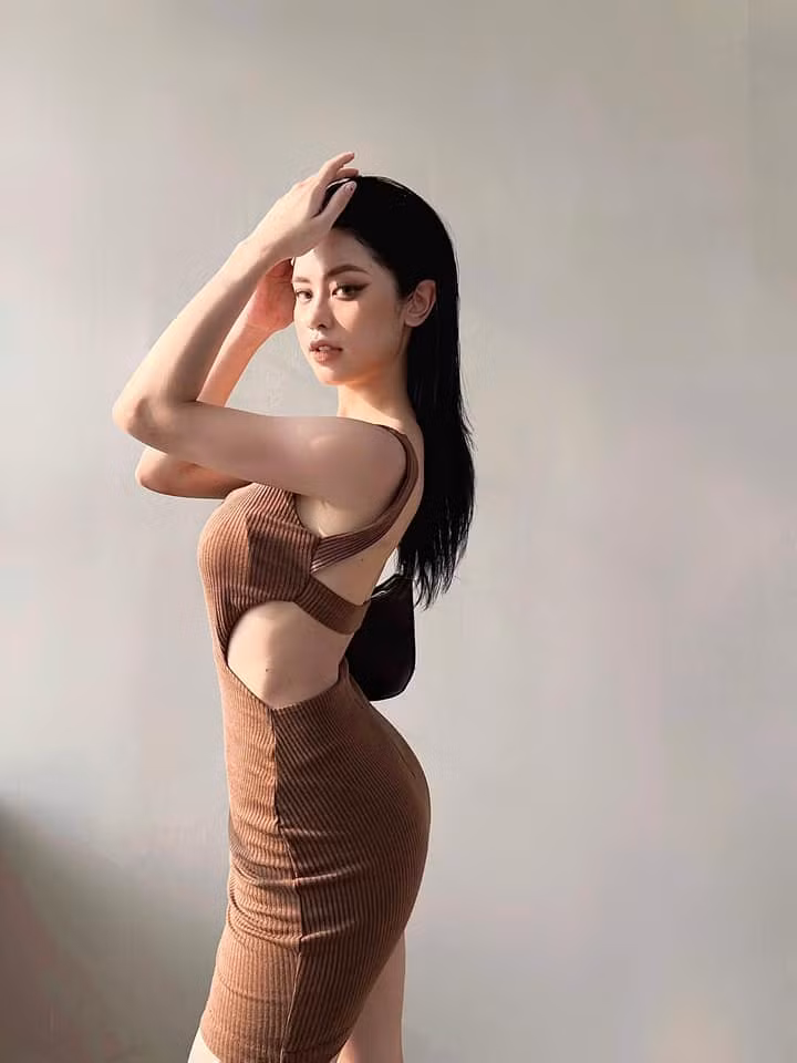 Nàng hot girl thường xuyên chưng diện những trang phục hot trend được giới trẻ yêu thích. Bên cạnh đó, những thiết kế tôn dáng, khoe đường cong hình thể là item không thể thiếu trong tủ đồ của cô nàng.