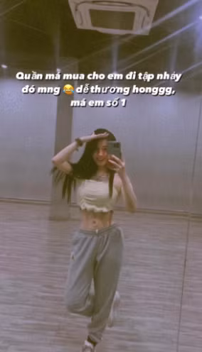 Chiếc eo bé xíu của gái xinh 2k1 trong đoạn clip là mơ ước của nhiều chị em, một lần nữa Ngọc Trân chứng minh đẳng cấp nhan sắc bất chấp qua camera thường.