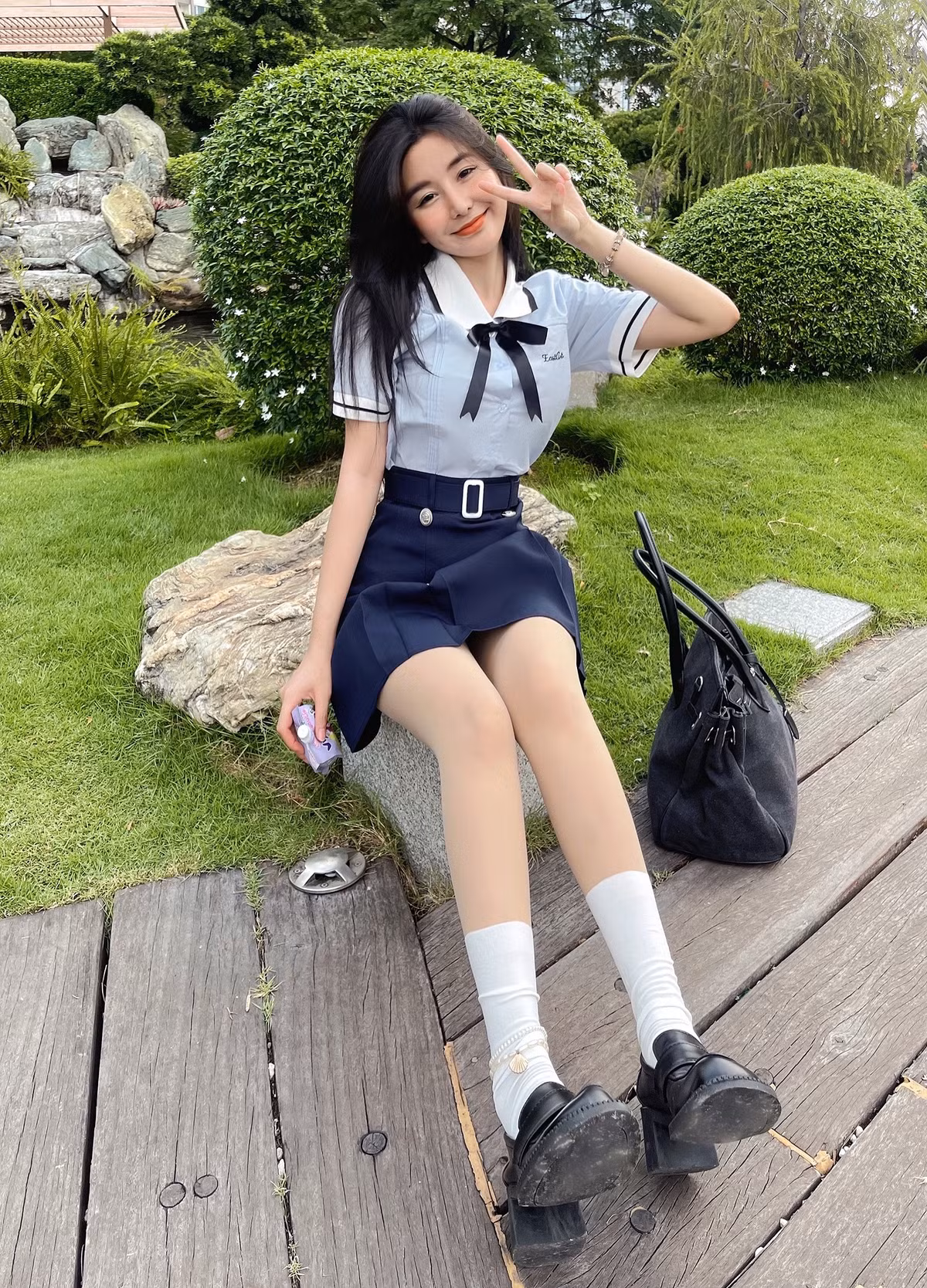 Dưới phần bình luận, nhiều cư dân mạng dành lời khen ngợi cho nhan sắc ngày một thăng hạng của hot girl Sài thành.