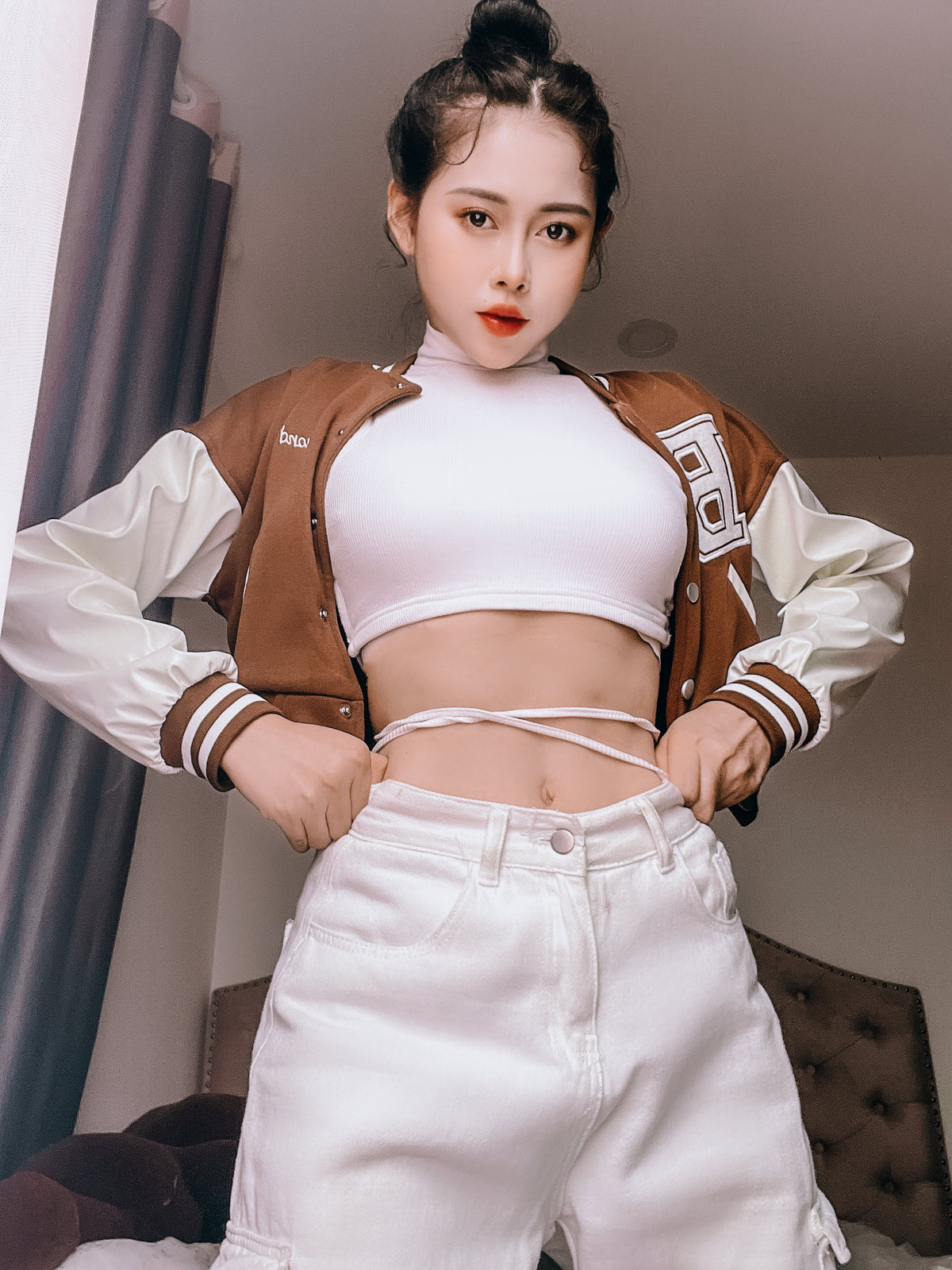 Bên cạnh những nét diễn hài hước, cư dân mạng không thể không chú ý đến nhan sắc và thân hình "bốc lửa" của cô nàng.