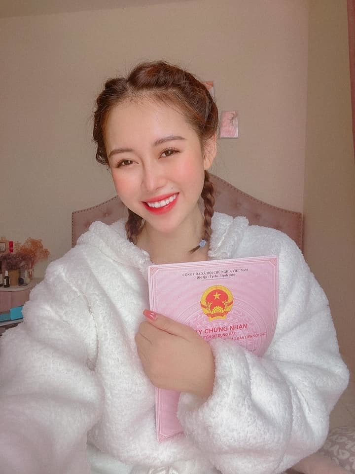 Nhờ tài năng của mình, hiện tại Phương Thoa đang sở hữu tài khoản có hơn 10 triệu lượt theo dõi, kênh Youtuber thu về 1.59 triệu người đăng ký.